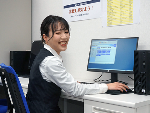 PCをしている写真
