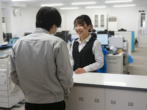 受付をしている写真